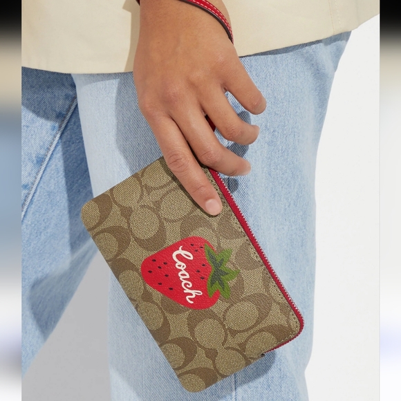 New! Corner Zip Wristlet In Signature Canvas With Wild Strawberry - Picture 3 of 4